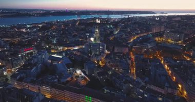 Lizbon ufuk çizgisi Portekiz 'in gece manzarası. Gece Çarpıcı Manzarası.