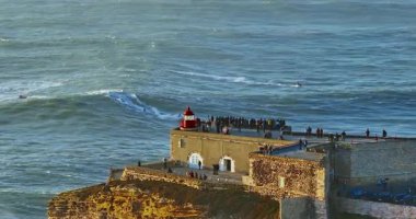 Okyanus kıyısının kenarında ikonik deniz feneri olan havadan görüntüsü. Portekiz 'de Atlantik' in güzel doğası.