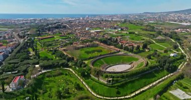 Pompei 'nin havadan görünüşü. Pompeii, İtalya 'da büyük ölçekli bir arkeoloji kompleksi olan büyük bir antik Roma kentidir..