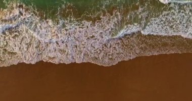 Okyanus dalgaları, kumlu kıyı şeridi, üst hava manzarası. Dalgalar okyanusu okşar, güzel okyanus kıyıları Portekiz 'i.