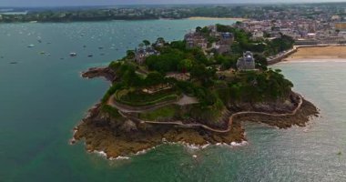 Brittany 'deki Douarnenez limanında hava manzarası. Yatları ve tekneleri olan sessiz bir balıkçı teknesi, Brittany, Fransa.