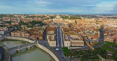 Vatikan şehrinin Roma, İtalya 'daki hava görüntüleri. Vatikan 'daki Aziz Peter Bazilikası' nın insansız hava aracı görüntüsü. Roma, İtalya. Tüm dindar insanlar için turistik bir cazibe..