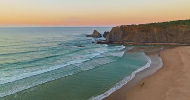 Okyanus dalgalarının kumlu kıyı şeridinin havadan görüntüsü. Dalgalar okyanusu okşar, güzel okyanus kıyıları Portekiz 'i.