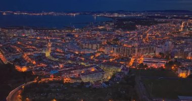 Lizbon ufuk çizgisi Portekiz 'in gece manzarası. Gece Çarpıcı Manzarası.