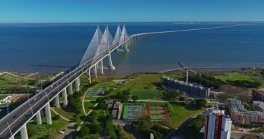 Portekiz, Lizbon 'daki Tagus Nehri' ni geçen Vasco da Gama köprüsünün hava görüntüsü. Modern tasarım.