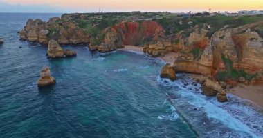 Lagos, Algarve, Portekiz 'deki Camilo plajının hava manzarası..