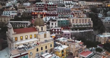 Positano 'nun havadan görünüşü. Meşhur renkli evler. İtalya, Amalfi Sahili 'nde muhteşem bir mimari..