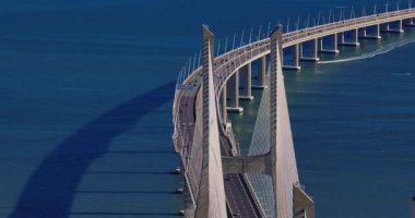 Portekiz, Lizbon 'daki Tagus Nehri' ni geçen Vasco da Gama köprüsünün hava görüntüsü. Modern tasarım.