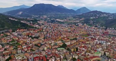 Salerno 'nun merkezine doğru havadan görüş. İtalya.