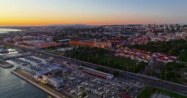 Gün batımında Lizbon Portekiz kıyı şeridi havadan izleniyor. Güzel şehir manzarası. Portekiz.
