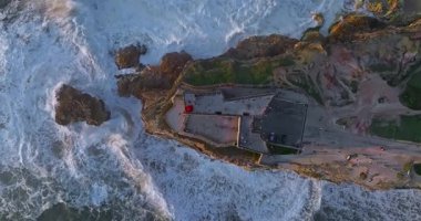 Nazare Deniz fenerinin hava manzarası. Dünyanın en büyük dalgaları çarpıcı deniz fenerinin kayalarına çarpıyor. Portekiz.