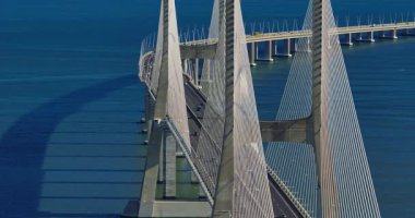 Portekiz, Lizbon 'daki Tagus Nehri' ni geçen Vasco da Gama köprüsünün hava görüntüsü. Modern tasarım.