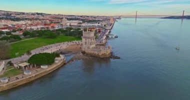 Lizbon 'daki Belem Kulesi' nin hava görüntüsü. Ortaçağ binası, turistik dönüm noktası. Lizbon, Portekiz.