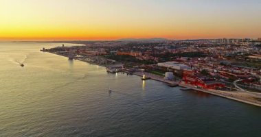 Gün batımında Lizbon Portekiz kıyı şeridi havadan izleniyor. Güzel şehir manzarası. Portekiz.