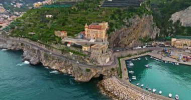 Maiori tatil köyünün havadan görünüşü, Amalfi sahili, İtalya.