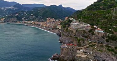 Maiori tatil köyünün havadan görünüşü, Amalfi sahili, İtalya.