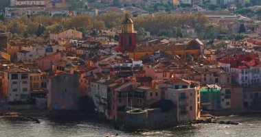 Saint-Tropez 'in hava manzarası, Fransa' nın güneyindeki Alpes-Maritimes departmanındaki Cote dAzur 'da ünlü bir turizm merkezi. Fransa.