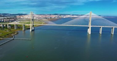 Portekiz, Lizbon 'daki Tagus Nehri' ni geçen Vasco da Gama köprüsünün hava görüntüsü. Modern tasarım.