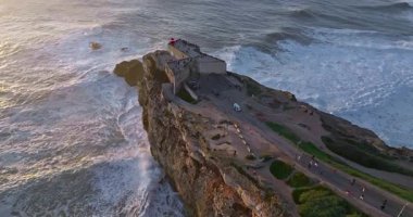 Nazare Deniz fenerinin hava manzarası. Dünyanın en büyük dalgaları çarpıcı deniz fenerinin kayalarına çarpıyor. Portekiz.