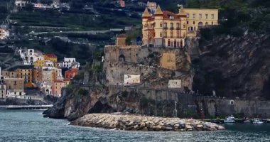 Maiori tatil köyünün havadan görünüşü, Amalfi sahili, İtalya.