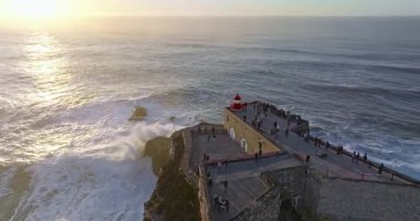 Nazare Deniz fenerinin hava manzarası. Dünyanın en büyük dalgaları çarpıcı deniz fenerinin kayalarına çarpıyor. Portekiz.