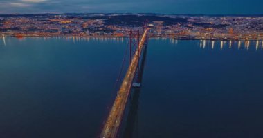 Gece vakti köprüde giden arabaların hava görüntüsü. Lizbon 'daki Tagus nehri üzerindeki asma köprü. Portekiz.