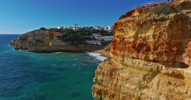 Portekiz, Algarve 'deki kıyı mağaralarının havadan görünüşü. Atlantik Okyanusu 'nun turkuaz suyu olan kaya oluşumları ve fosilleri. Benagil Mağarası.