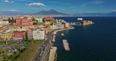 Napoli, İtalya 'nın tarihi merkezinin havadan görünüşü. Arka planda Vesuvius volkanı var..