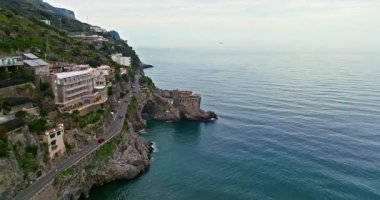 Maiori tatil köyünün havadan görünüşü, Amalfi sahili, İtalya.