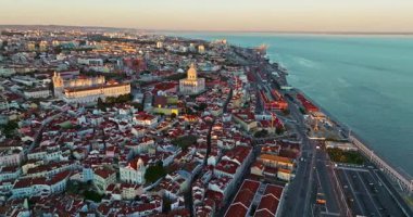 Lizbon 'un eski merkezi Alfama' da Aziz Stephen Kilisesi ile hava manzarası. Lizbon, Portekiz.