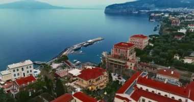 Güney İtalya 'daki Akdeniz kıyısındaki Napoli Körfezi' ndeki Sorrento şehri ve sahil manzarası.