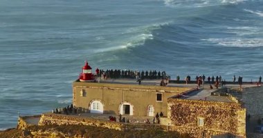 Okyanus kıyısının kenarında ikonik deniz feneri olan havadan görüntüsü. Portekiz 'de Atlantik' in güzel doğası.