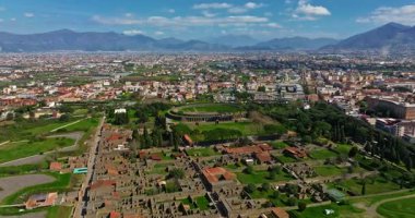Pompei 'nin havadan görünüşü. Pompeii, İtalya 'da büyük ölçekli bir arkeoloji kompleksi olan büyük bir antik Roma kentidir..
