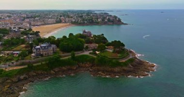 Brittany 'deki Douarnenez limanında hava manzarası. Yatları ve tekneleri olan sessiz bir balıkçı teknesi, Brittany, Fransa.