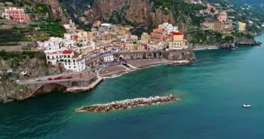 İtalya 'nın ünlü Amalfi Sahili' nin Atrani manzarası. Amalfi sahilinin ünlü turistik beldesi..