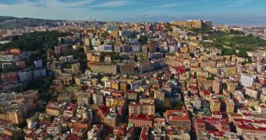 Napoli 'nin merkezinin havadan görünüşü. Arka plandaki dağda SantElmo Kalesi görünüyor..