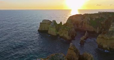 Portekiz 'in Lagos kasabası yakınlarındaki Praia do Camilo plajının hava manzarası.. 