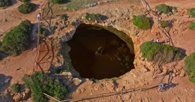 Benagil Mağarası 'nın havadan görünüşü, Portekiz, Algarve' deki dairesel uçurum üstü delikten görülüyor..