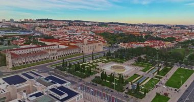 Lizbon 'daki Jeronimos Manastırı' nın havadan görünüşü. Güneşli günde Lizbon 'da manzara, Portekiz.