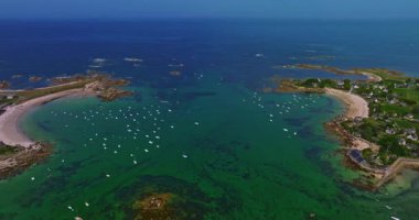 Atlantik Okyanusu 'nun muhteşem kayalık kıyıları gün batımında Fransa' daki Bretagne 'nın havadan görünüşü.