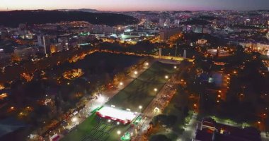 Gece döner kavşağın havadan görünüşü. Lizbon, Portekiz.