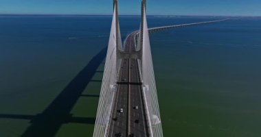 Portekiz, Lizbon 'daki Tagus Nehri' ni geçen Vasco da Gama köprüsünün hava görüntüsü. Modern tasarım.
