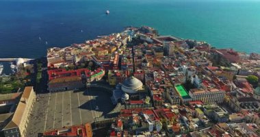 Napoli 'nin havadan görünüşü. Tarihi merkez, tüm şehir manzarası, tarihi yerler ve kilise. İtalya.
