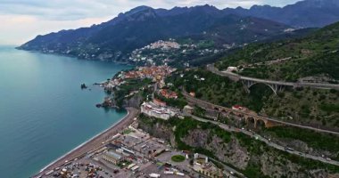 Salerno limanının hava manzaralı konteynırları Vietri sul Mare, Salerno, İtalya.