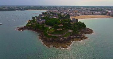 Brittany 'deki Douarnenez limanında hava manzarası. Yatları ve tekneleri olan sessiz bir balıkçı teknesi, Brittany, Fransa.