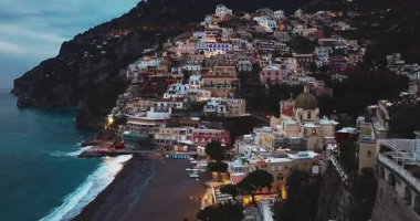Positano 'nun havadan görünüşü. Gece vakti ışık saçan ünlü renkli evler. İtalya, Amalfi Sahili 'nde muhteşem bir mimari..