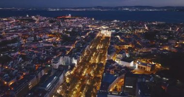 Gece döner kavşağın havadan görünüşü. Lizbon, Portekiz.