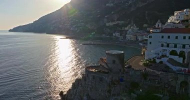 Amalfi Sahili, İtalya. Kayaların üzerinde renkli mimarisi olan Amalfi kasabasının güzel manzarası. Mavi deniz ve mavi gökyüzü. Meşhur seyahat yeri. Amalfi kıyılarının hava görüntüsü İtalya İHA görüntüsü.