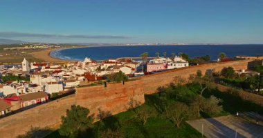Lagos, Algarve, Portekiz 'in merkezinin havadan görünüşü.