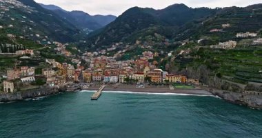 İtalya 'nın Amalfi kıyısındaki Minori tatil köyünün hava manzarası.